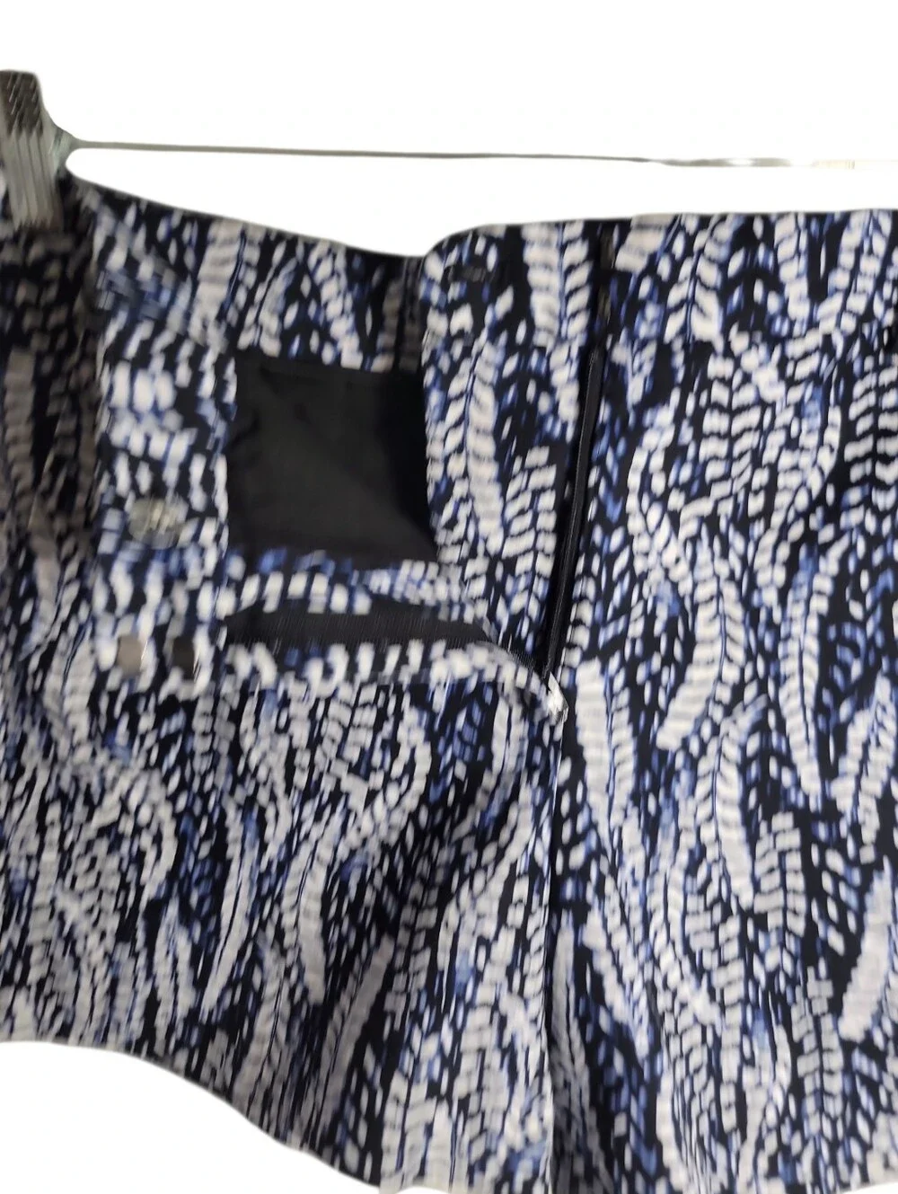 White House Black Market blue white printed cotton spandex shorts women's size 8